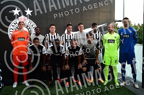 The official promotion of the new set of Nike FK Partizan jerseys for the 2022/23 season was held in the VIP Lounge above the center line of the Partizan stadium.Svecana promocija nove garniture Nike dresova FK Partizan za sezonu 2022/23 odrzana je