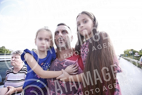 Farmers used tractors to block the bridge over the Thames in Pancevo.Poljoprivrednici su traktorima blokirali most na Tamisu u Pancevu.
