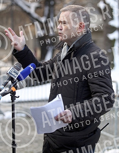 Borko Stefanovic, Vice president of the Party of freedom and justice, held a press conference on the topic of wiretapping in front of the Presidency of Serbia.Ispred Predsednistva Srbije konferenciju za novinare na temu prisluskivanja odrzao je pot