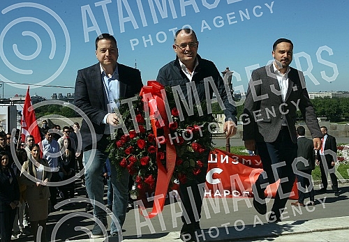 In Kalemegdan, in the extension of the Great Sava Promenade, a delegation of officials of the Socialist Party of Serbia, led by the Minister of Education Branko Ruzic and the President of the EB Vladan Zagradjanin, laid wreaths and paid tribute to th