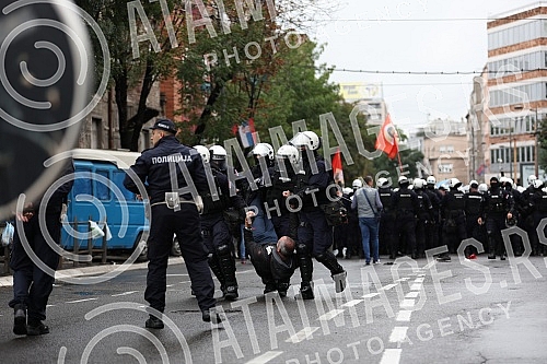 The police blocked the opponents of Europride in the central city streets, and some of them were detained.Policija je blokirala protivnike Europrajda u centralnim gradskim ulicama, a neki od njih su i privedeni.