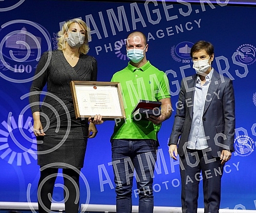 Summarizing the results of the first 100 days of the government was preceded by the awarding of the Benefactor Award, for some of the many humanitarian feats that marked the previous year 2020, which was declared the Year of Solidarity at the proposa