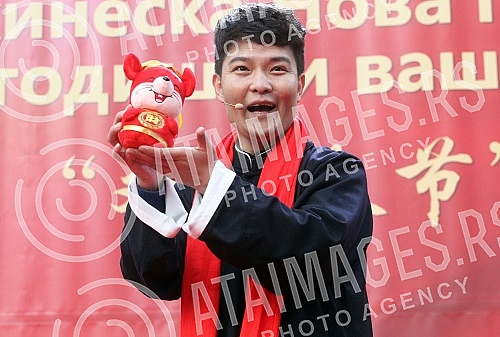 The performance of a Chinese art troupe in Kalemegdan as part of the Chinese New Year Fair.
Nastup kineske umetnicke trupe na Kalemegdanu u sklopu kineskog novogodisnjeg vasara . The performance of a Chinese art troupe in Kalemegdan as part of the Chinese New Year Fair.
Nastup kineske umetnicke trupe na Kalemegdanu u sklopu kineskog novogodisnjeg vasara .