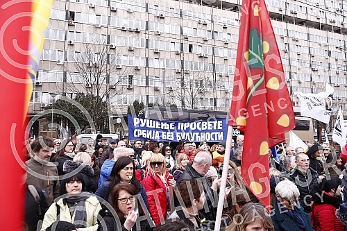 The protest of the Union of Teachers' Unions was held in Manjez Park, across from the building where the ministries are located.
Protest Unije sindikata prosvetnih radnika odrzan je u parku Manjez, preko puta zgrade u kojoj se smestena ministarstva. The protest of the Union of Teachers' Unions was held in Manjez Park, across from the building where the ministries are located.
Protest Unije sindikata prosvetnih radnika odrzan je u parku Manjez, preko puta zgrade u kojoj se smestena ministarstva.