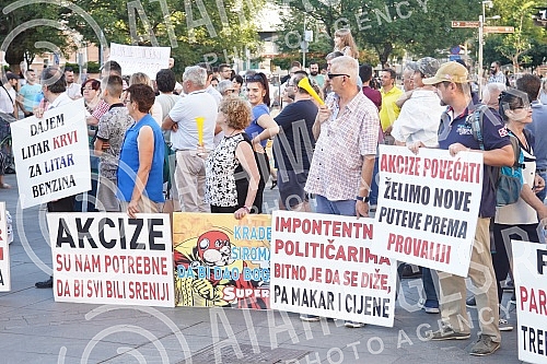 On Krajina Square in Banja Luka, about a hundred citizens expressed their dissatisfaction with the state of affairs in the protest ironically called 