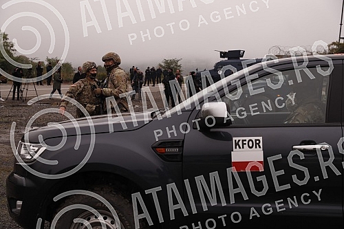 The vehicles with KFOR members arrived at the positions of the special police Rosso, which should soon leave the administrative crossing Jarinje.Vozila sa pripadnicima Kfora stigla su na polozaje specijalne policije Rosu koje bi uskoro trebalo da n