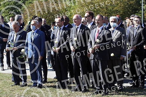 The Jajinci Memorial Park marked the Day of Remembrance for the suffering of Serbs, Roma and Jews at that site in the Second World War, and the state commemorative ceremony was led by Prime Minister Ana Brnabic.U Spomen-parku Jajinci obelezen je Da