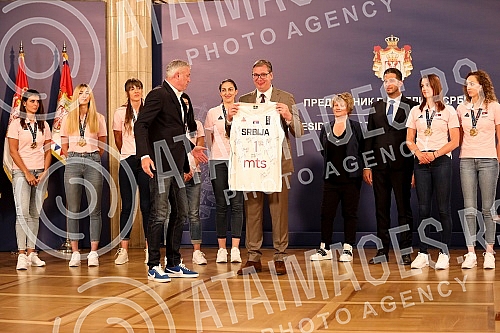 The President of Serbia, Aleksandar Vucic, received in the Presidency the women's basketball national team of Serbia, which won a gold medal at the European Championship.Predsednik Srbije Aleksandar Vucic primio je  u Predsednistvu zensku kosarkask