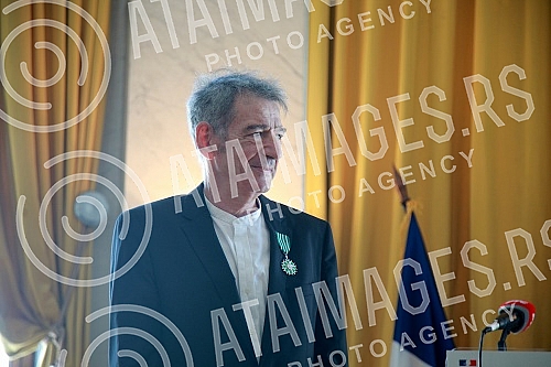 The ceremonial presentation of the Order of Arts and Literature in the rank of knight was held for the actor Predrag Miki Manojlovic at the residence of the French Embassy.Svecano urucenje Ordena umetnosti i knjizevnosti u rangu viteza upriliceno j