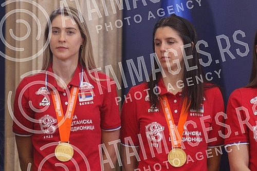 The President of the Republic of Serbia, Aleksandar Vucic, received the women's volleyball team of Serbia, which won the gold medal at the World Championship.Predsednik Republike Srbije Aleksandar Vucic primio je zensku  odbojkasku reprezentaciju S