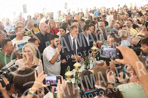 This year's Kocic Choir began on August 26 in Banja Luka, and ended today in the writer's hometown of Stricici in Manjaca, where a formal academy was held and the presentation of the Kocic Award.Ovogodisnji Kocicev zbor poceo je 26. avgusta u Banjo