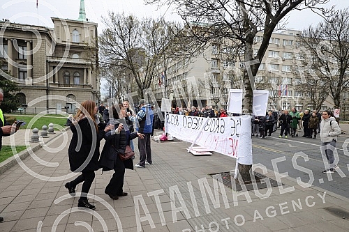 Market vendors who started a protest against e-fiscalization at noon yesterday are still waiting in front of the Presidency for someone to address them.Pijacni prodavci koji su juce u podne zapoceli protest zbog e-fiskalizacije i dalje ispred Preds