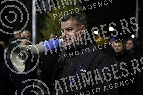 Citizens against the introduction of kovid passes gathered at the assembly, some of them walked to the RTS building, where former journalist Jasmina Stojanovic tore her press ID because of the situation and the way of writing about the crown.Gradja