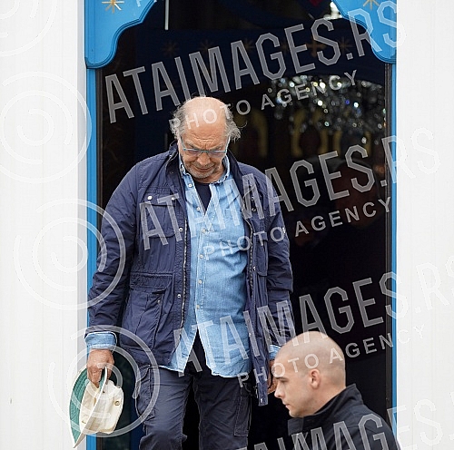 Family, friends, colleagues began to gather in the Church of the Holy Trinity in Kumodraz to pay their last respects to the late actor Milan Lanet Gutovic and to send him to eternal rest.Porodica, prijatelji, kolege poceli su da se okupljaju u Crkv
