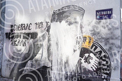 A bucket of lime was thrown on the mural with the image of Ratko Mladic, and behind it stands Djordjo Zujovic, a longtime activist and member of the Social Democratic Party of Serbia.Na mural sa likom Ratka Mladica bacena je kofa kreca, a iza toga 