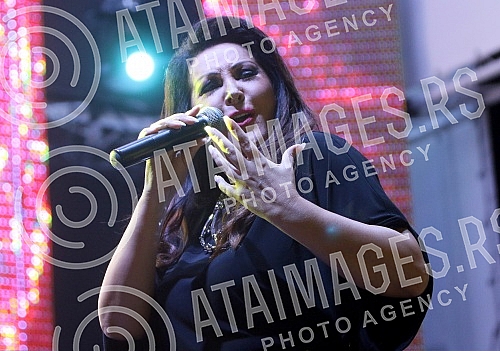 Performance of Dragana Mirkovic held in night club White. Nastup Dragane Mirkovic u nocnom klubu White.