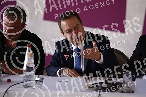 The European Union as a strategic choice conference was held at the Zira Hotel - the experiences of Serbia and Romania.U hotelu Zira odrzana je konferencija Evropska unija kao strateski izbor - iskustva Srbije i Rumunije