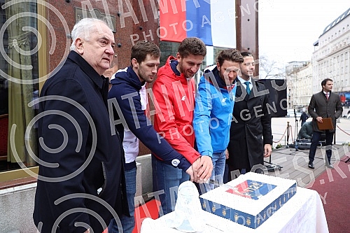 The 112th birthday of the Olympic Committee of Serbia was marked on the plateau in front of the Hotel Moskva.112. rodjendan Olimpijskog komiteta Srbije obelezen je na platou ispred hotela Moskva.