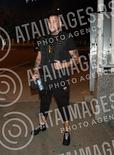 The arrival of the participants of Zadruga 5 for a guest appearance in the Narod pita show on TV Pink.Dolazak ucesnika Zadruge 5 na gostovanje u emisiji Narod pita na TV Pinku.