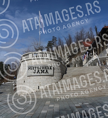 Postojna Cave, the largest exhibition cave in Europe, is located near the town of Postojna.Postojnska jama, najveca izlozbena pecina u Evropi, nalazi se kod grada Postojne.