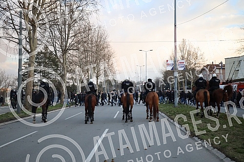 Fans of the Fejenodra football club, which will play the first game of the eighth finals of the League of Conferences against FC Partizan at 6:45 pm at the stadium in Humska, went to the stadium from the Republic Square with police escort.Navijaci 