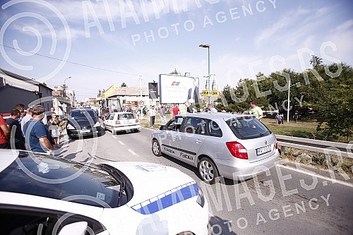 Farmers used tractors to block the bridge over the Thames in Pancevo.Poljoprivrednici su traktorima blokirali most na Tamisu u Pancevu.