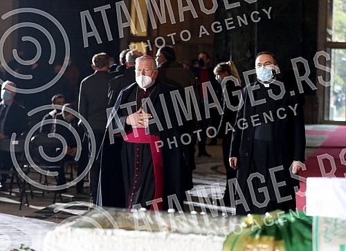 The requiem liturgy for the blessed Patriarch Irinej began at 9 a.m., and the earthly remains of the patriarch will be lowered into the tomb in the crypt of the temple of St. Sava after the service and sermons.Zaupokojena liturgija za blazenopocivs
