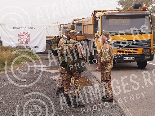 The vehicles with KFOR members arrived at the positions of the special police Rosso, which should soon leave the administrative crossing Jarinje.
Vozila sa pripadnicima Kfora stigla su na polozaje specijalne policije Rosu koje bi uskoro trebalo da n The vehicles with KFOR members arrived at the positions of the special police Rosso, which should soon leave the administrative crossing Jarinje.
Vozila sa pripadnicima Kfora stigla su na polozaje specijalne policije Rosu koje bi uskoro trebalo da n