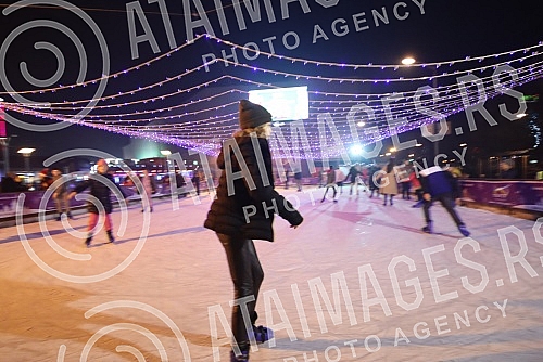 Citizens and tourists in Banja Luka welcomed the New Year 2022 on Krajina Square to the music of regional stars Petra Grasa and Neda Ukraden.Gradjani i turisti u Banjaluci docekali su Novu 2022. godinu na Trgu Krajine uz muziku regionalnih zvezda P