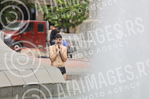 A migrant from Kuwait is bathing in a fountain on Nikola Pasic Square.Migrant iz Kuvajta se kupa u fontani na Trgu Nikole Pasica.