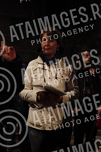 Citizens against the introduction of kovid passes gathered at the assembly, some of them walked to the RTS building, where former journalist Jasmina Stojanovic tore her press ID because of the situation and the way of writing about the crown.Gradja