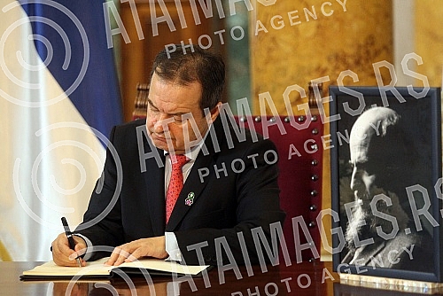 The President of the Assembly of Serbia, Ivica Dacic, has entered himself in the book of condolences on the death of the Deputy President  of the National Assembly, Muamer Zukorlic.Predsednik Skupstine Srbije Ivica Dacic upisao se u knjigu zalosti 