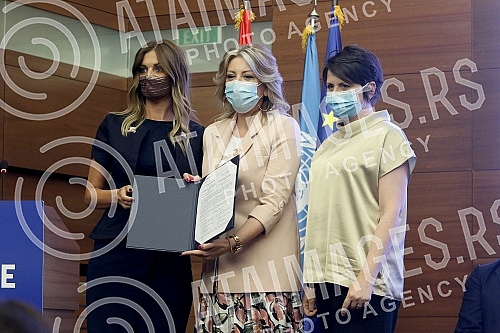 The ceremony of handing over the agreement on the EU donation of 10.2 million euros for 19 local self-government units for social housing and active inclusion projects was held in the Club of Deputies.Ceremonija urucivanja sporazuma o donaciji EU o