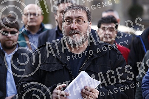 In front of the Presidency, a press conference was held by the Vice President of the Party of Freedom and Justice, Dejan Bulatovic, on the alleged new affair in Serbian agriculture.
Ispred Predsednistva je odrzana konferencija za medije potpredsedni In front of the Presidency, a press conference was held by the Vice President of the Party of Freedom and Justice, Dejan Bulatovic, on the alleged new affair in Serbian agriculture.
Ispred Predsednistva je odrzana konferencija za medije potpredsedni