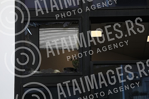 An accident occurred in front of the RTS building this morning when a welding bottle exploded, two workers were injured and one lost his life.Ispred zgrade RTS-a jutros se dogodila nesreca kada je boca za varenje eksplodirala, dva radnika su povred