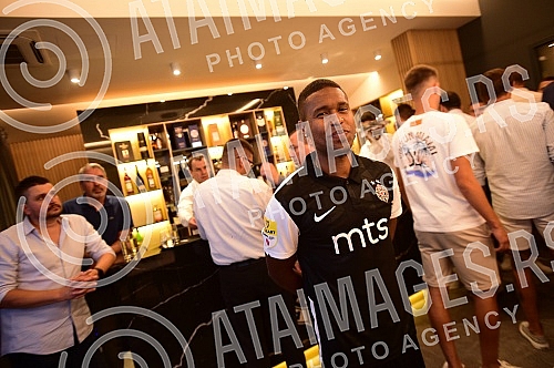 The official promotion of the new set of Nike FK Partizan jerseys for the 2022/23 season was held in the VIP Lounge above the center line of the Partizan stadium.Svecana promocija nove garniture Nike dresova FK Partizan za sezonu 2022/23 odrzana je