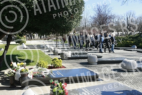 Members of the New Party laid a wreath at the grave of slain Prime Minister Zoran Djindjic.Clanovi Nove stranke polozili su venac na grob ubijenog premijera Zorana Djindjica.