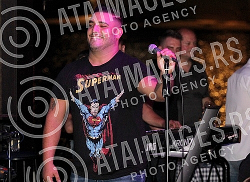 Performance of Darko Lazic held on raft Old Blay.
Nastup Darka Lazica na splavu Stari Blay (old Blay). Performance of Darko Lazic held on raft Old Blay.
Nastup Darka Lazica na splavu Stari Blay (old Blay).