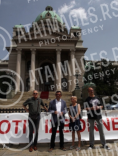On the plateau in front of the National Assembly, a press conference of the Movement for Reversal 