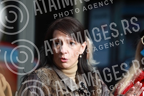 A press conference was held in front of the headquarters of the Electric Power Industry of Serbia by the vice president of the Party of Freedom and Justice, Marinika Tepic, on the announced reforms of that company.Ispred sedista Elektroprivrede Srb