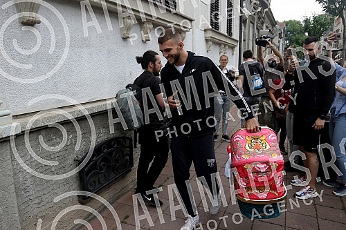 Arrival of Veljko Raznatovic and Svetlana Raznatovic - Cece to the maternity hospital from which Bogdan and Zeljko Razanatovic should leave.Dolazak Veljka Raznatovica i Svetlane Raznatovic - Cece u porodiliste iz koga treba da izadju  Bogdana and  