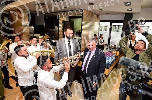 After winning the gold at the world championship, the volleyball players of Serbia were warmly welcomed at the M hotel.Posle osvojenog zlata na svetskom prvenstvu, odbojkasice Srbije svecano su docekane u hotelu M. 