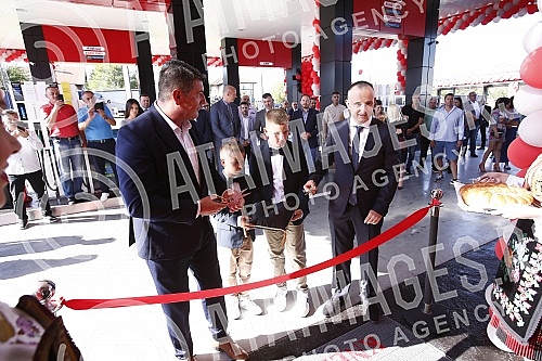 Posta Srbije and Knez Petrol have signed a business cooperation agreement that provides for the expansion of the postal network and services of Posta Srbije through the network of Knez Petrol gas stations.Posta Srbije i Knez petrol potpisali su ugo