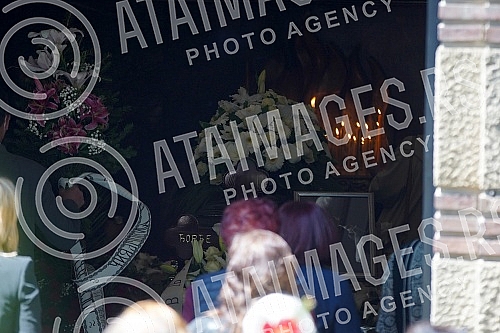 One of the greatest Serbian and Yugoslav singers of popular music, Djordje Marjanovic, was buried in the Alley of Merited Citizens at the New Cemetery.Jedan od najvecih srpskih i jugoslovenskih pevaca zabavne muzike Djordja Marjanovica sahranjen je