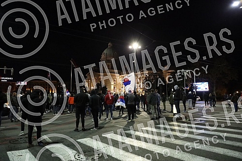 Several right-wing organizations organized a rally in front of the Serbian Parliament building in support of the brothers from Kosovo and Metohija.Nekoliko desnicarskih organizacija organizovalo je ispred zgrade Skupstine Srbije skup u znak podrske