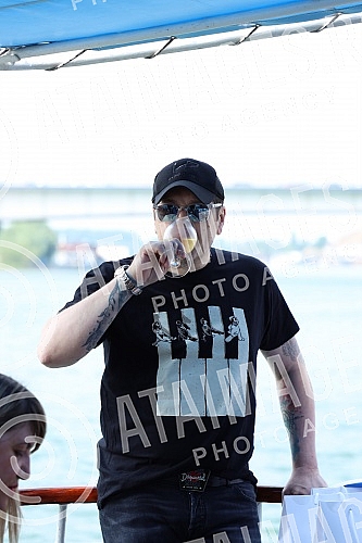 In anticipation of the scheduled concerts of Ace Pejovic on Tas, the singer organized an afternoon river cruise for the media.U susret zakazanim koncertima Ace Pejovica na Tasu, pevac je organizoavo popodnevno krstarenje rekom Savom za medije.