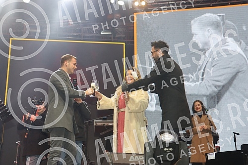 Citizens and tourists in Banja Luka welcomed the New Year 2022 on Krajina Square to the music of regional stars Petra Grasa and Neda Ukraden.Gradjani i turisti u Banjaluci docekali su Novu 2022. godinu na Trgu Krajine uz muziku regionalnih zvezda P