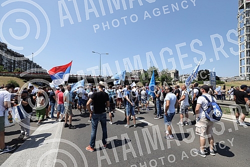 Workers of Kragujevac's Fiat blocked the highway near the Sava Center in Belgrade, as they announced because even after several rounds of negotiations they did not reach a solution with the Government of Serbia and the company on guarantees that ther