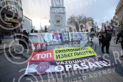  Protest for safe air no.4 started in Terazije, organized by a group of citizens of the Eco Guard, and after the address of the speakers, a walk to the Government of Serbia was announced.Na Terazijama je poceo protest Protest za bezopasan vazduh no