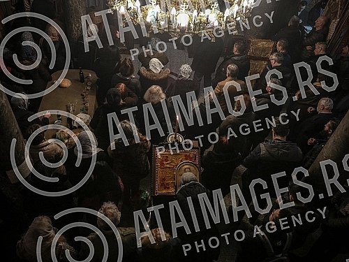 The Serbian orthodox church celebrates St. Nicholas - believers in the Church of St. Nicholas, which is located within the complex of the New cemetery. Srpska pravoslavna crkva slavi Svetog Nikolu - vernici u Crkvu Svetog Nikole koja se nalazi u ok